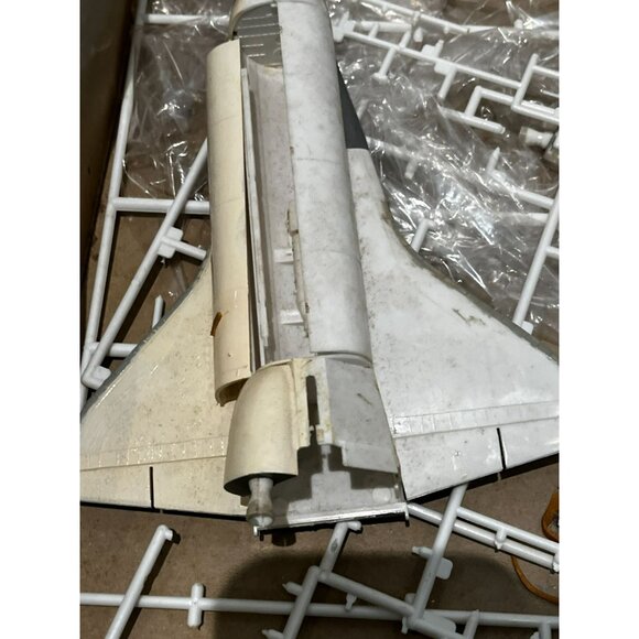 Entex Space Shuttle "Enterprise" Model Kit 1:144 Scale Kit #8529 started - Picture 13 of 16